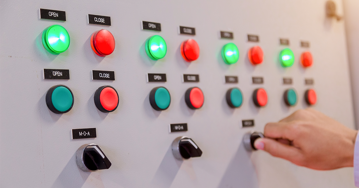Sinalização e cores em painéis de comando elétrico: o guia