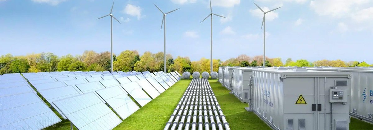 Gabinetes de armazenamento ao lado de uma usina solar