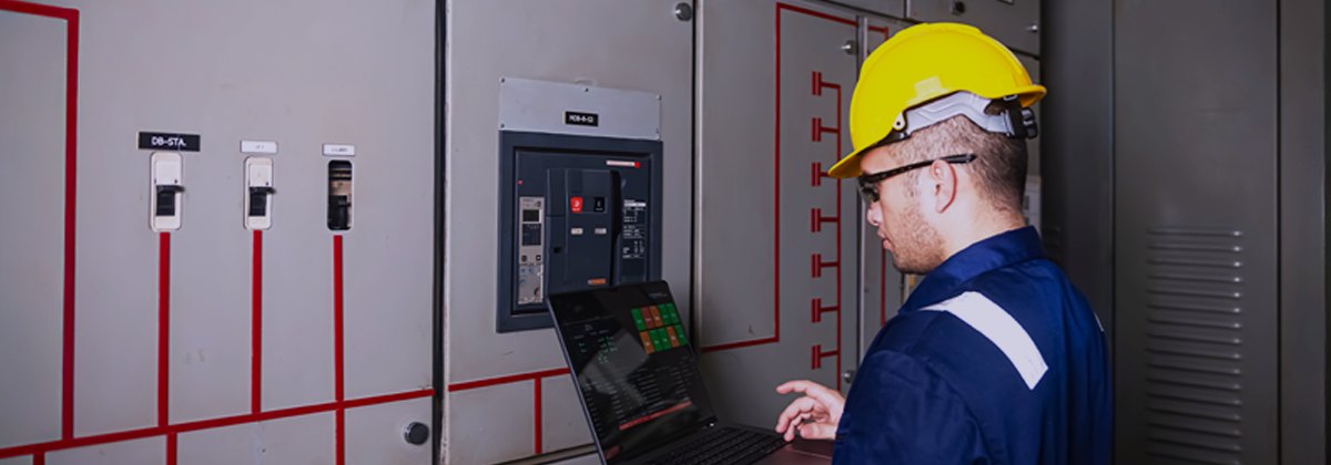 Técnico conferindo o painel de proteção com o disjuntor instalado
