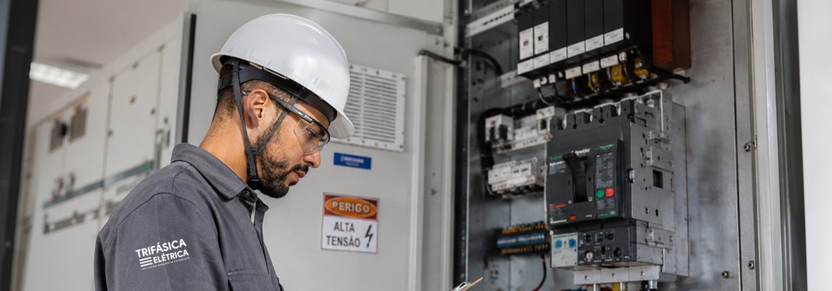 Técnico da Trifásica trabalhando no painel de uma cabine primária